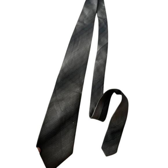 EUC Kenneth Cole Reaction mens tie 100% silk handmade wavelike pattern - Picture 6 of 7